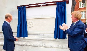 El Duque de Kent descubre la placa principal del Tricentenario